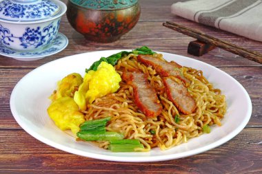 Mangalda domuz eti ve karidesli erişte.