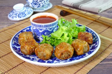 Crab jujube (Hoi jo), Çin 'in Chaozhou' dan getirilen, içinde bol yağda kızartılmış, meyve şeklinde yengeç köftesi bulunan, tofu derisi ile rulo içine sarılmış ve ısırık büyüklüğünde parçalar bulunan bir yemektir.