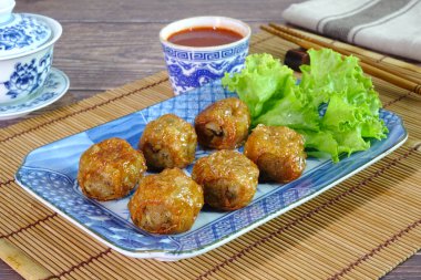 Crab jujube (Hoi jo), Çin 'in Chaozhou' dan getirilen, içinde bol yağda kızartılmış, meyve şeklinde yengeç köftesi bulunan, tofu derisi ile rulo içine sarılmış ve ısırık büyüklüğünde parçalar bulunan bir yemektir.
