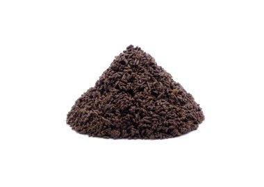 Vermicompost beyaz arkaplanda izole edildi. Vermi-gübre, çeşitli solucan türleri, genellikle kırmızı kıvrımlılar, beyaz solucanlar ve toprak solucanları kullanılarak bozunma sürecinin bir ürünüdür. Organik gübre