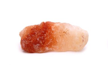 Himalaya kaya tuzu beyaz arka planda izole. Jeoloji çalışması için mineral numunesi. Doğal tuz kayası, besin maddeleri