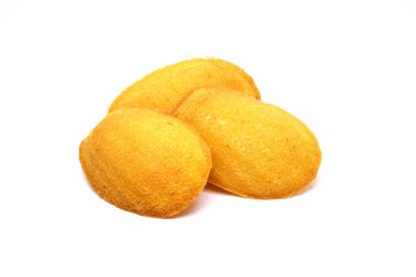 Beyaz arka planda izole edilmiş taze Fransız madelaine pastası. Madeleines küçük sünger kek kabuk şekilli, ünlü Fransız tatlı