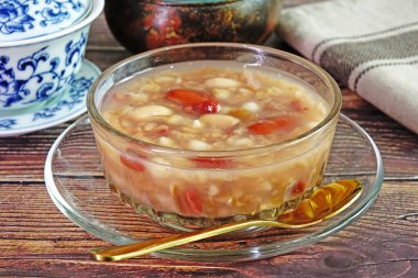 Kırmızı fasulye, nilüfer tohumu, longan, kırmızı hurma ve fındıklı pirinç lapası. Tatlı lapa, seçici odaklanma