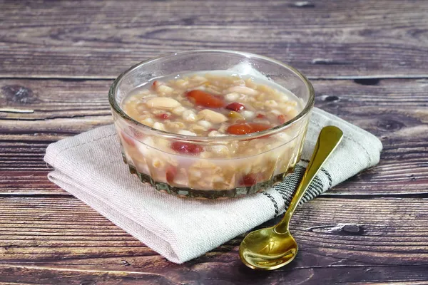 Kırmızı fasulye, nilüfer tohumu, longan, kırmızı hurma ve fındıklı pirinç lapası. Tatlı lapa, seçici odaklanma