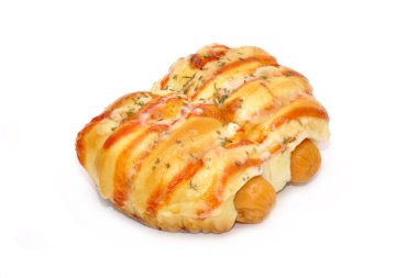 Beyaz arka planda izole edilmiş tavuk sosisli çörek. Fransız sosisli çöreği.
