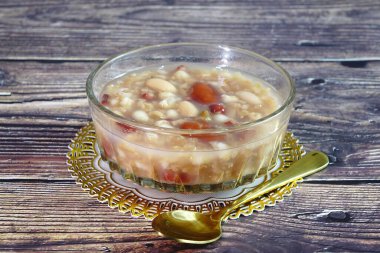 Kırmızı fasulye, nilüfer tohumu, longan, kırmızı hurma ve fındıklı pirinç lapası. Tatlı lapa, seçici odaklanma
