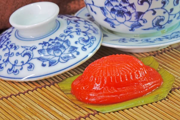 中国や東南アジアで人気のある 長寿と幸運と繁栄のための有名な中国の縁起の良い菓子である赤い亀のケーキ アン区Kueh またはクー — ストック写真