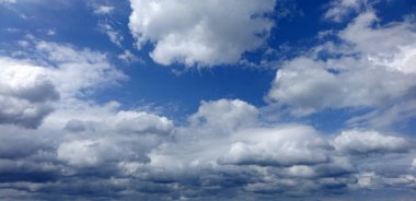Bulutlar. Arka plan için inanılmaz bulutlu bir manzara. Mavi gökyüzü beyaz bulutlu                             