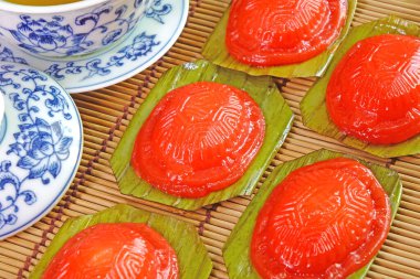 Kırmızı kaplumbağa keki (Ang Ku Kueh, ya da Kue Ku) Çin 'de Çin ve Güneydoğu Asya' da popüler olan uzun yaşam, iyi şans ve zenginlik için ünlü Çin hamur işi.