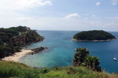 Ya Nui Sahili, Phuket 'in güneyinde, Promthep Burnu yakınlarında küçük bir sahil. Gün batımını izlemek için ünlü bir yerdir.