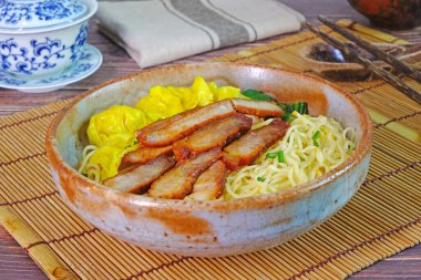 Mangalda domuz eti ve karidesli erişte. Çin usulü şehriye, seçici odaklanma.