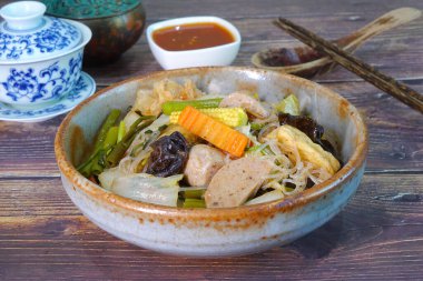 Japon kâsesinde kızartılmış vejetaryen sukiyakiyi karıştır. Kızarmış sukiyaki sıcak sukiyakiden adapte olur. Suki Hang popüler bir Tayland sokak yemeğidir..                               