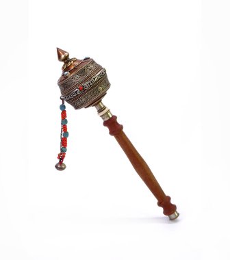 Beyaz arka planda izole edilmiş Tibet el dua çarkı. Dua çarkı, metal, ahşap, değerli taştan yapılmış bir çarkın silindirik halkasıdır..