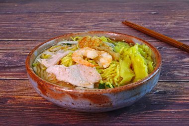 Hokkien şehriye çorbası ya da karides çorbası eriştesi, ünlü Phuket yemeği..