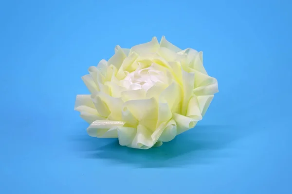 Mavi Arka Planda Sarı Kurdele Yapımı Saten Kurdele Çiçeği Diy — Stok fotoğraf