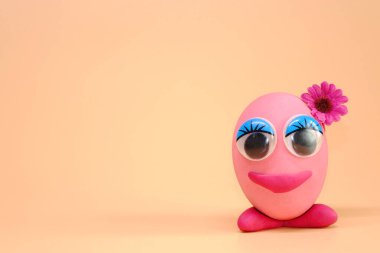 Komik Paskalya yumurtaları, Paskalya dekorasyonu için fikirler. Metinler için seçici odak ve kopyalama alanı