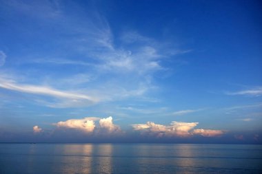 Yaz tatili ve tatiller için huzurlu bir deniz manzarası. Arka plan ve pankart için sabah denizi
