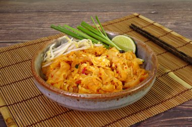 Phuket usulü Kızarmış Pirinç Eriştesi Baharatlı acı biber soslu (Kuai Teaw Gui)