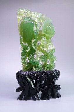  Gri arka planda izole edilmiş antik Çin yeşimi oyması. Zümrüt yeşili, ginseng, fıstık, altın sikke ve Ru Yi şekilli, uğurlu bir zanaat.                              