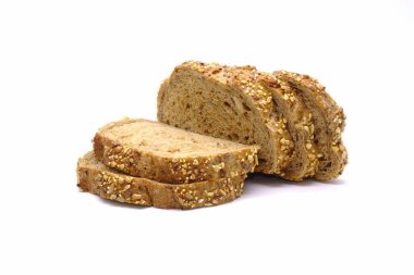 Beyaz arka planda izole edilmiş glütensiz ekmek. Dilimlenmiş multi taneli glütensiz çörek.