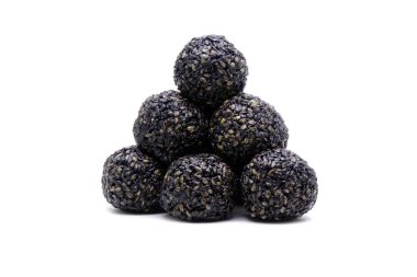 Siyah susam topları beyaz arka planda izole edilmiş. Siyah susam topu, Çin süper yiyeceği vücuttaki oksidasyonu azaltır, kan basıncını yükseltir ve kanserle savaşmaya yardımcı olan antioksidanlar sağlar.