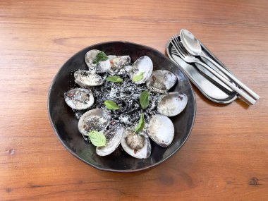 Baharatlı ve otlu kalamar mürekkepli makarna. Ünlü geleneksel İtalyan yemekleri, siyah makarna, üst manzara.