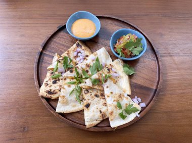 Tavuk quesadilla. Quesadilla, öncelikle peynir, tavuk eti ve baharatlarla dolu bir Meksika yemeğidir. Üst görünüm