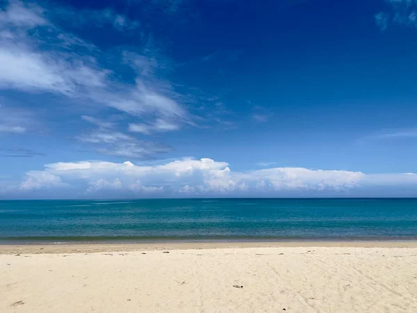夏休みや休日のための静かな海辺の背景 朝の海を背景とバナー — ストック写真