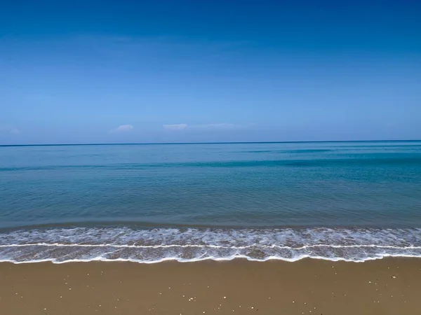 夏休みや休日のための静かな海辺の背景 朝の海を背景とバナー — ストック写真