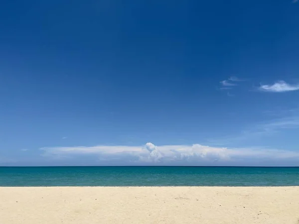 夏休みや休日のための静かな海辺の背景 朝の海を背景とバナー — ストック写真