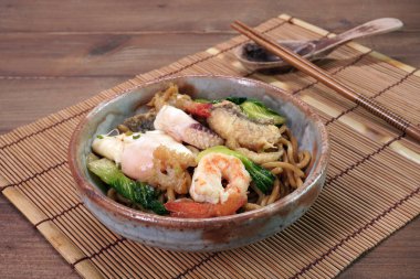Mee Pad Hokkien veya Karışık Kızarmış Hokkien Mee veya Hokkien Eriştesi. Phuket Orijinal Hokkien Eriştesi deniz ürünleri, domuz eti ve sebzelerle kızartılmış kalın sarı erişteden oluşur. Seçici odak