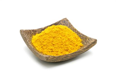 Beyaz arka planda izole edilmiş ahşap kasede köri tozu