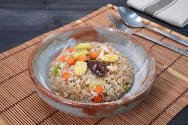 Vejetaryen kızarmış pilav. Kanton usulü vejetaryen usulü pilav. Vejetaryen yemeği. Vejetaryen festivali