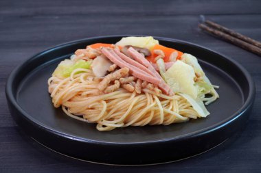 Vejetaryen Hong Kong Eriştesi. Vejetaryen yemeği. Vejetaryen festivali. Seçici odak, boşluğu kopyala