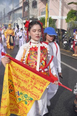 Phuket Tayland 2 Ekim 2022 'de düzenlenen Vejetaryen Festivali' nde tanrıların ruhunu bedenlerine davet eden kişi gösterildi. (Çin takviminin 9. Ay Fuarı)