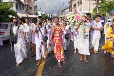 Phuket Tayland 2 Ekim 2022 'de düzenlenen Vejetaryen Festivali' nde tanrıların ruhunu bedenlerine davet eden kişi gösterildi. (Çin takviminin 9. Ay Fuarı)