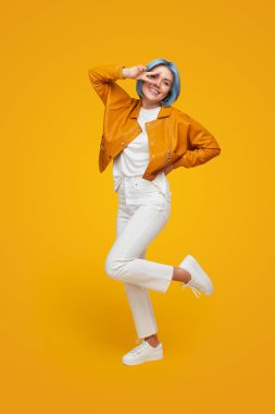 Moda kıyafetli neşeli hippi kadın.