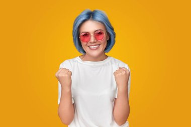 Neşeli kadın zaferi kutluyor.