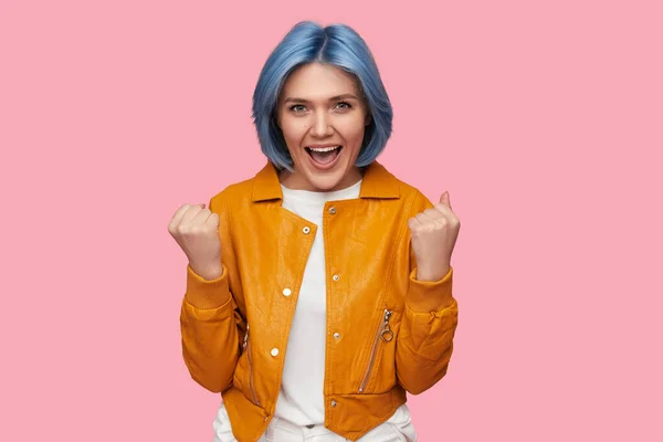 Emocionada mujer caucásica celebrando el éxito — Foto de Stock