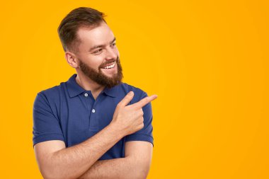 Neşeli sakallı adam işaret ediyor