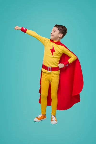 Mutiges Superheldenkind im bunten Kostüm — Stockfoto