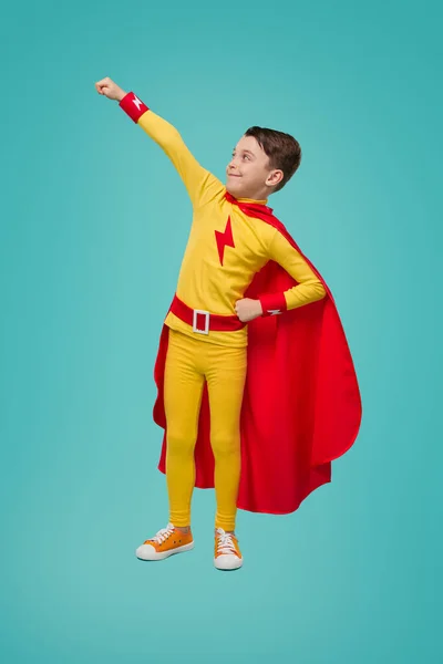Superhrdina kluk připraven bojovat — Stock fotografie