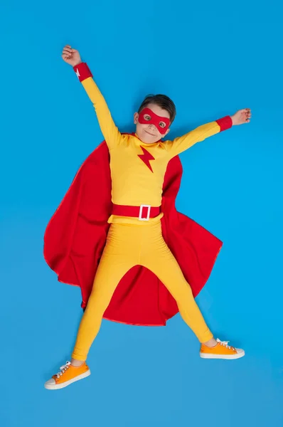 Bambino supereroe in costume luminoso in studio — Foto Stock