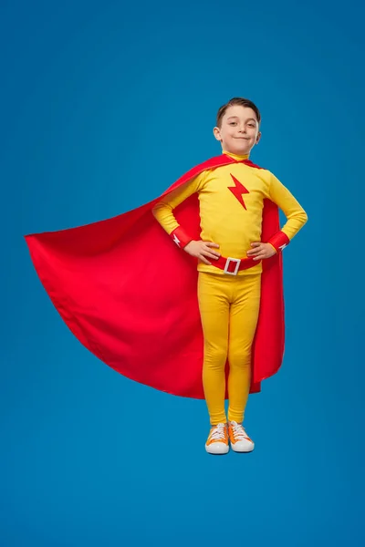 Selbstbewusstes Superheldenkind im fliegenden Umhang — Stockfoto