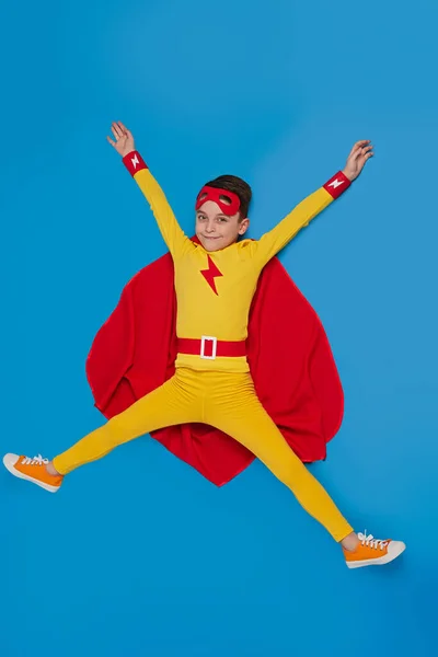 Energetisches Superhelden-Kind springt im Studio — Stockfoto