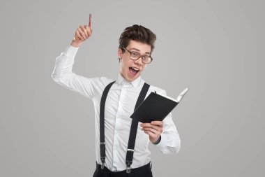 Not defteri ve kalemi olan heyecanlı adam.