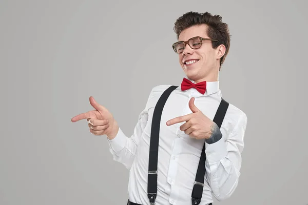 Cheerful nerd man pointing aside — Stock Photo, Image