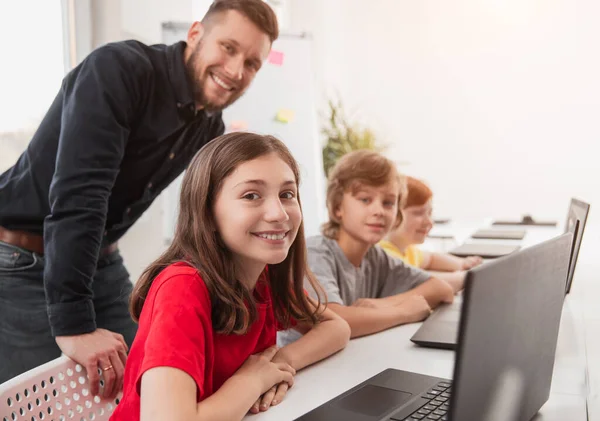 Niños inteligentes estudiando programación en el aula — Foto de Stock