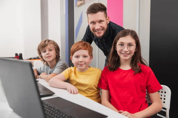 Groep leerlingen met leraar tijdens computerles — Stockfoto