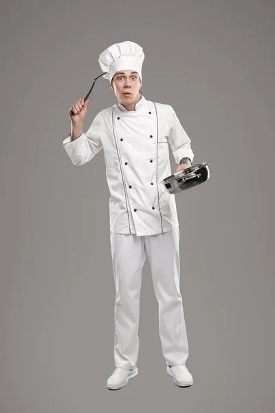 Chef confuso com utensílios de cozinha — Fotografia de Stock